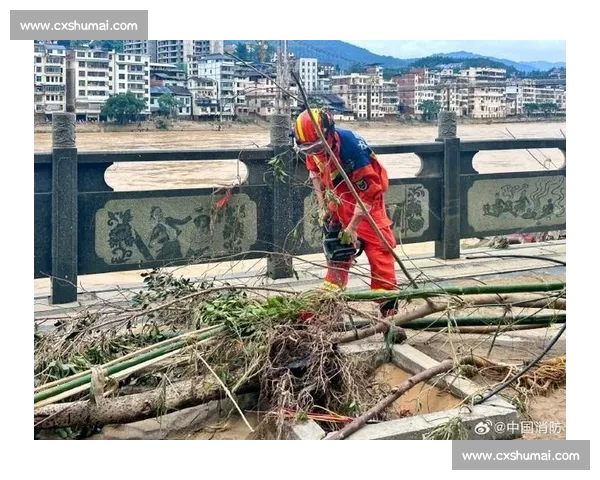 洪水中的生命托举:榕江消防员用身躯筑起 “避风港” 洪水中的生命托举:榕江消防员用身躯筑起 “避风港”